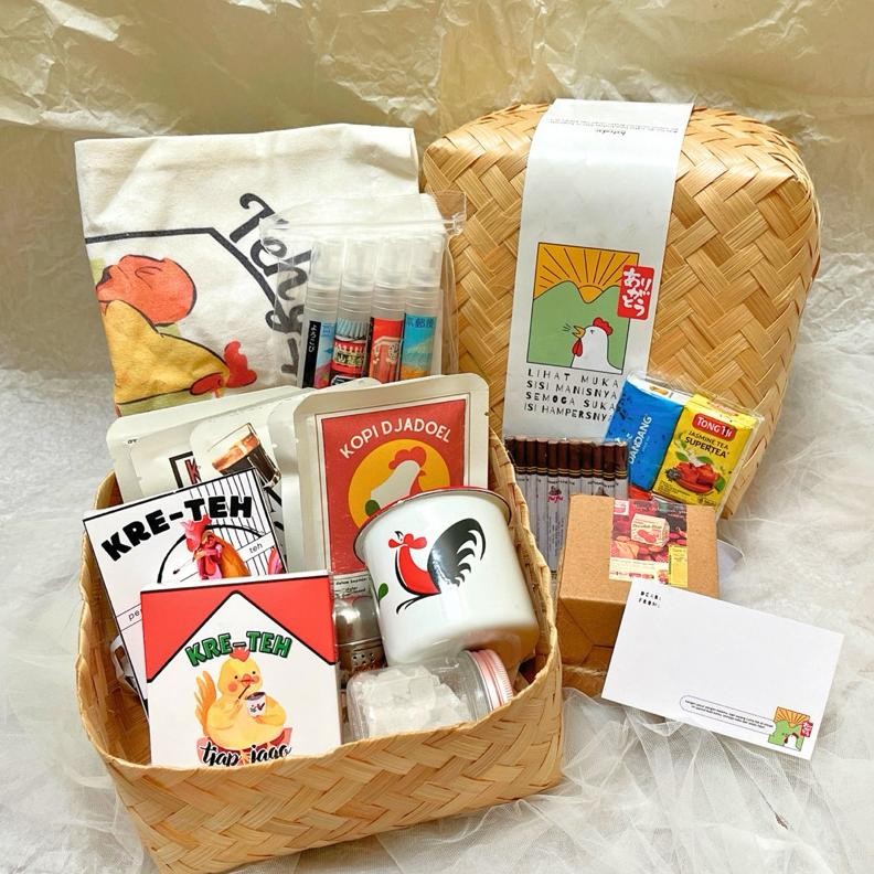 

(BACA DESKRIPSI!) Hampers Teh Totebag Lilin bymakaira | Kado Ulang Tahun Hadiah Ulang Tahun Kado Wisuda Birthday Gift Souvenir Unik Kado Lucu Gelas Enamel Scented Candle Totebag Dripbag Coffee Nugi