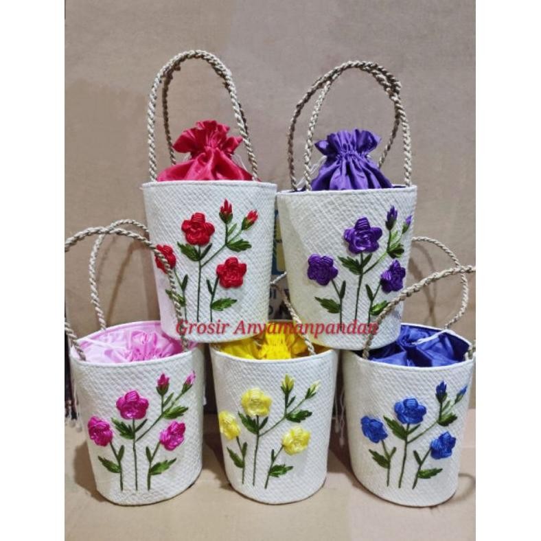 

Tas Pandan EMBER PUTIH SULAM Furing Kain Warna Tas Parcel Natal Hampers Souvenir Unik Tas Gift Parsel Nugi