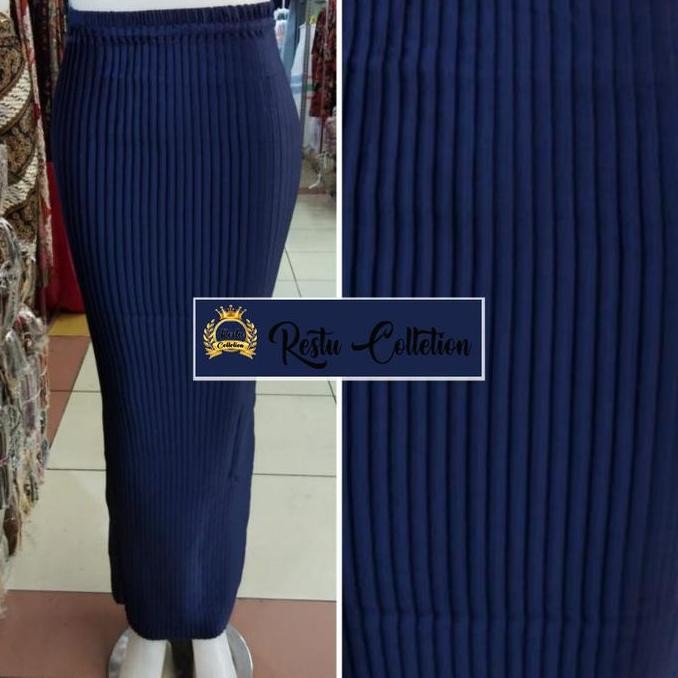 Rok Plisket Polos Modren Wanita Bahan Semi Silk Sutra Bawahan Kebaya Wisuda Warna Navy Panjang Biru 