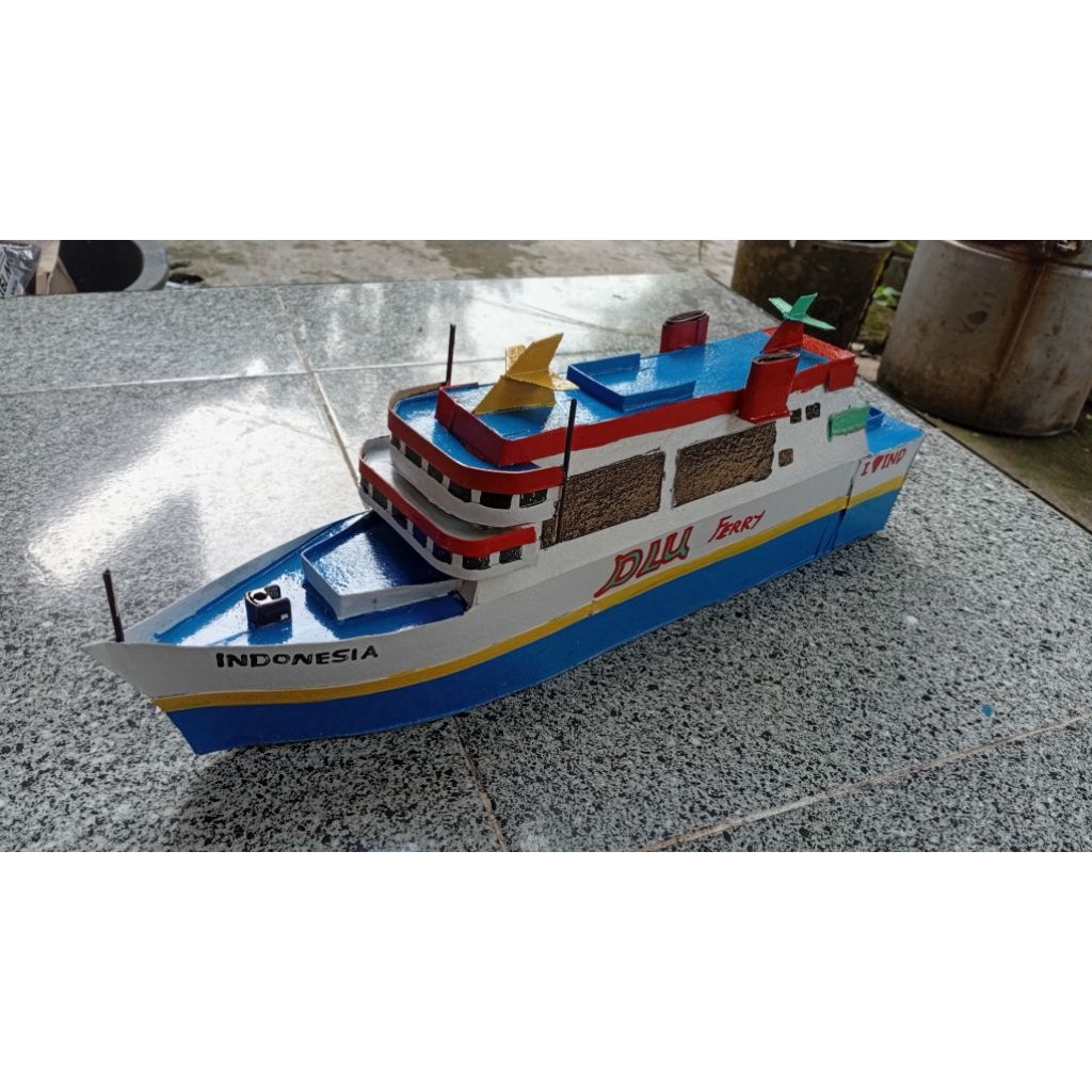 miniatur kapal pesiar bahan karton ukuran besar