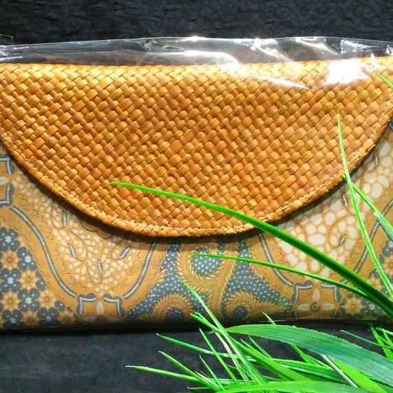 

Clutch Batik Lawasan Anyaman Pandan Dompet Tas Gift Khas Indonesia 002