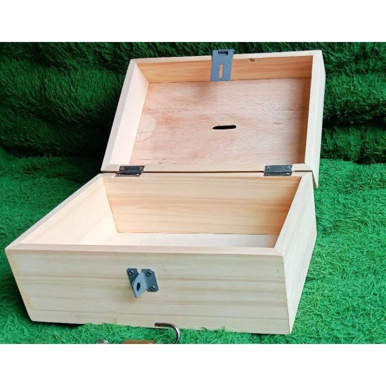 Kotak Uang Kayu Pinus 302015,5cm Dengan Kunci Nugi