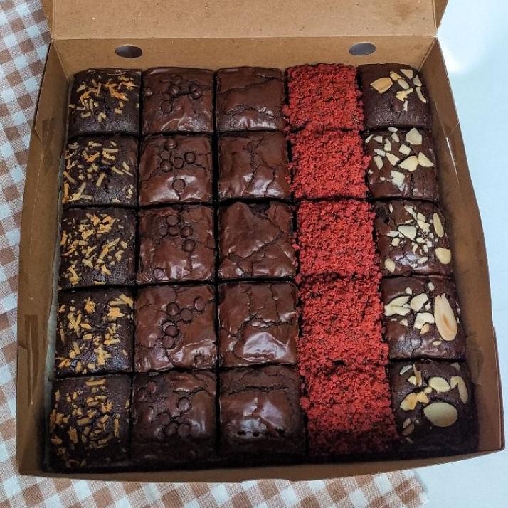 

Fudgy Brownies Dark Chocolate Sekat Shiny Crust Marble Choco Cheesecake Cheese Keju Panggang Cokelat 20X10 16X16 20X20 Hampers Natal Lebaran Tahun Baru Paket