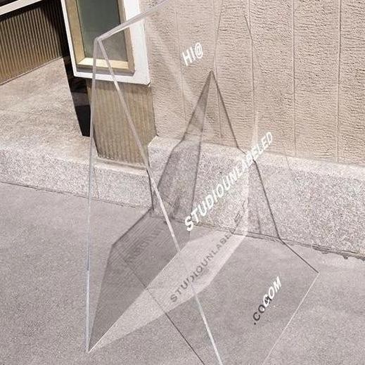 

Sign Board Akrilik Arah Direktori Lipat Berdiri Segitiga Lantai Bening