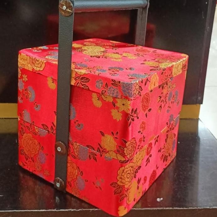 

Ready Hampers Imlek Box Bulat Besar CNY Isi Kado Parcel Cantik