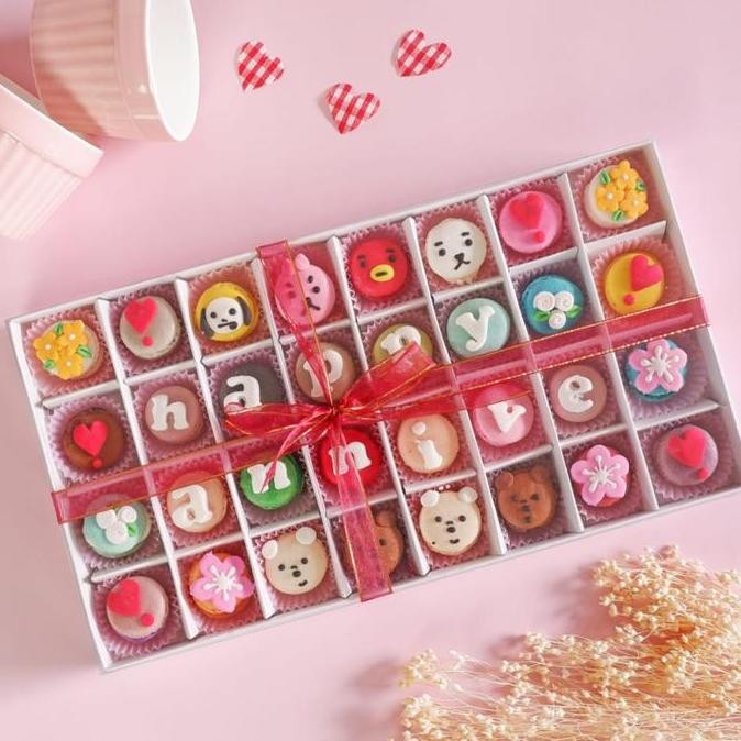 

Macaron Gift Box Isi 32 Pcs Premium Colorful Dessert Kue Kering Cantik Stok Terbatas