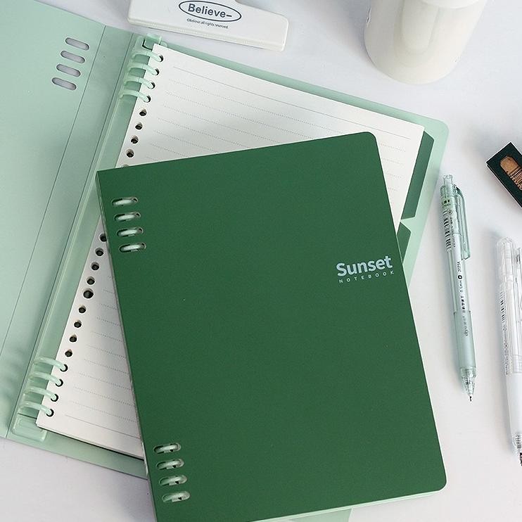 

Day7 Buku Catatan Binder Sunset A5B5 Dengan 60 Lembar Halaman 4 Pembatas Cover Hijau Notebook Loose Leaf Lucu Bagus Simpel Dan