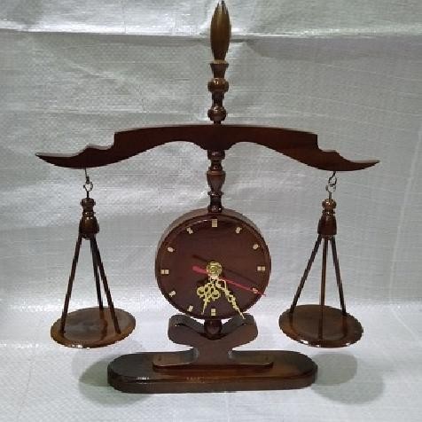 Hiasan Meja Jam Meja Kayu Jati Model Jam Timbangan Antik dan Unik