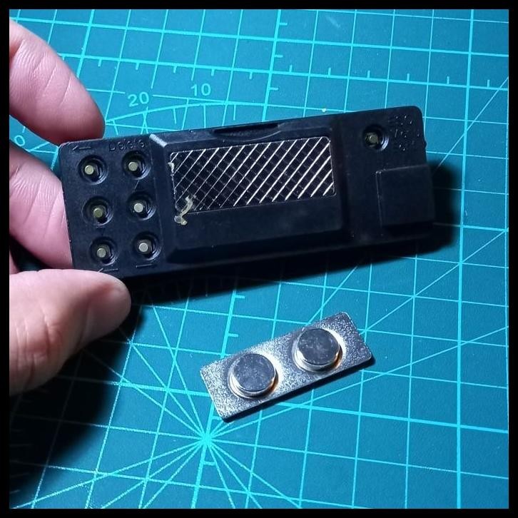 

GRATIS ONGKIR WHITE NAME TAG RUNNING TEXT BROS PIN 20 MESSAGES X 120 CHARACTERS !!!!