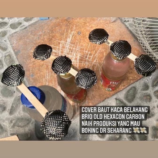 COVER BAUT KACA BELAKANG BRIO OLD HEXAGON CARBON