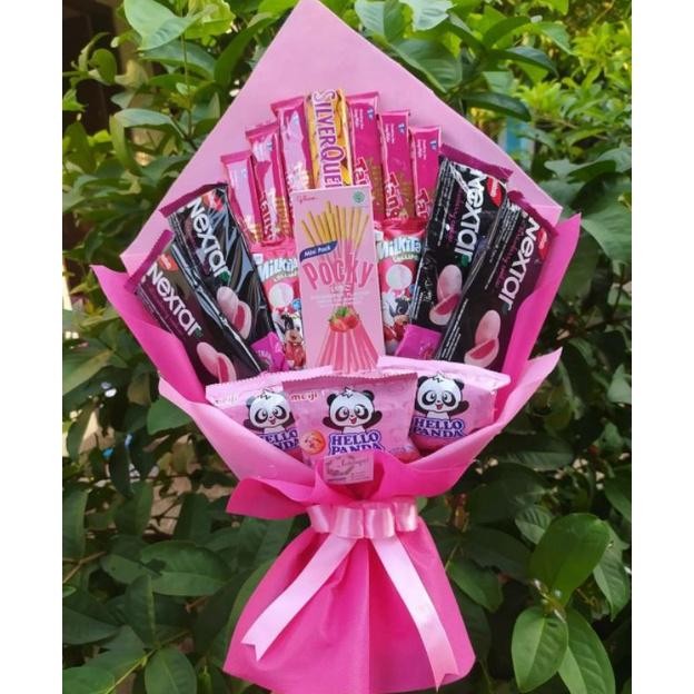 

(S) Buket PINK CANTIK SILVERQUEEN valentine/paket/bingkisan Snack Ulang Tahun/Ultah/ Wisuda/Kado/Hadiah Pacar/sahabat/Sidang skripsi/seminar/santunan anak yatim Nugi
