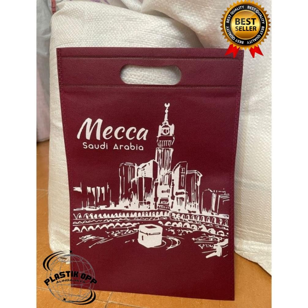 

Lusinan Tas Bingkisan Souvenir Haji Umroh Oval uk 20x25 cm Press Plong Murah Simple Unik Siap Kirim FOP / Goodie bag souvenir umrah haji bahan spunbond termurah / Paper bag umrah haji motif kakbah terbaru Nugi