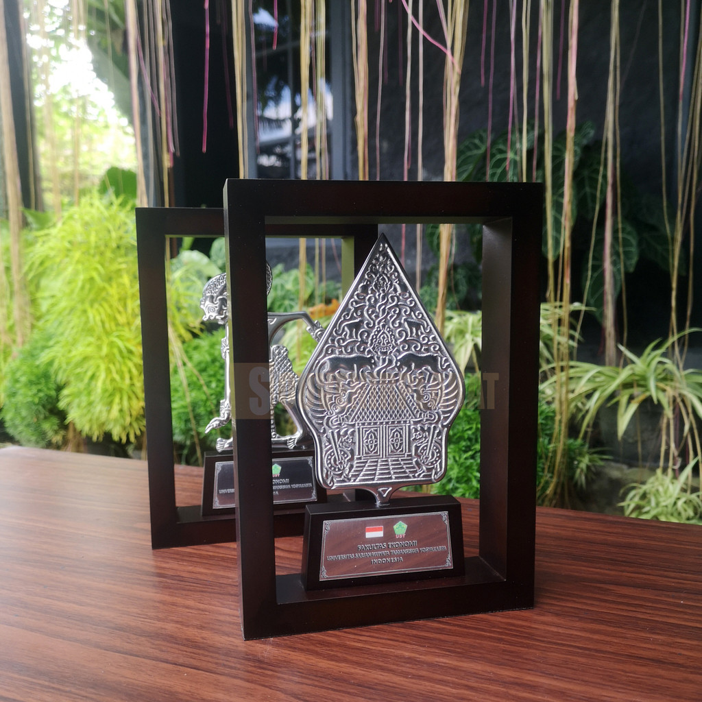 form pre order custom label souvenir plakat logam wayang gunungan