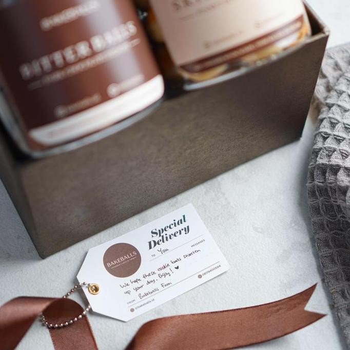 

Twogether Hampers by Bakeballs | Gift Set Premium Cookies | Hampers Kue Kering (Isi 2 Toples) Cheese Kukis