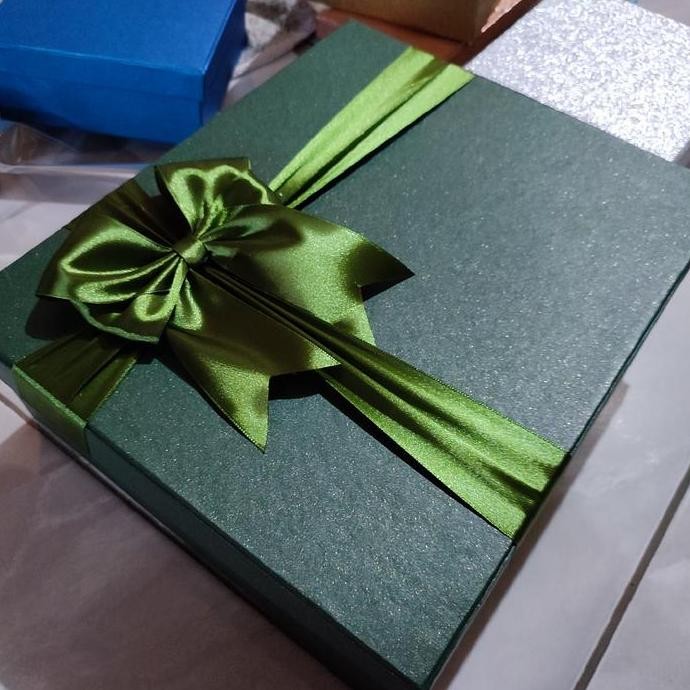 

Ready Box Hadiah Hampers Parcel Lebaran Hijau Tua Pita Army Hijau Lumut