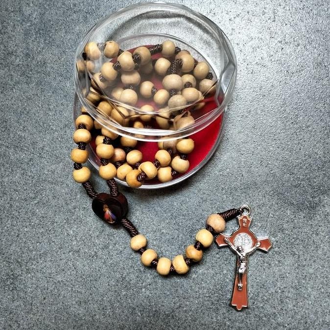 Kalung Rosario Katolik 77 Bapa Kami Kayu Cendana Wangi 8 Mm Salib Souvenir Rohani Pria Wanita