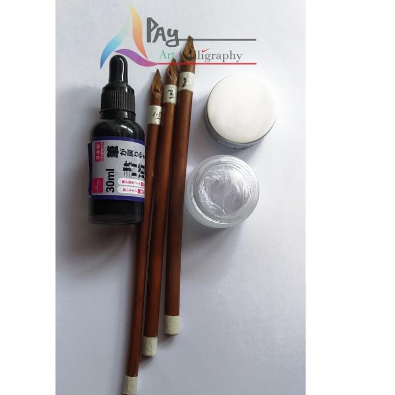 

paket kaligrafi (Tinta Daiso 30ml, kalam handam 3buah, tempat tinta kaca) DiM