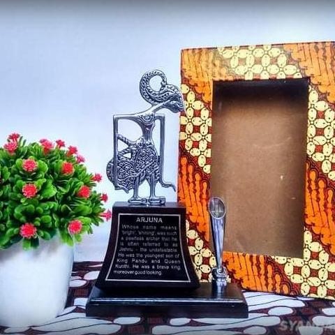 Tempat Pensil Pulpen Meja Kantor Hiasan Meja Kantor Wayang Logam Co