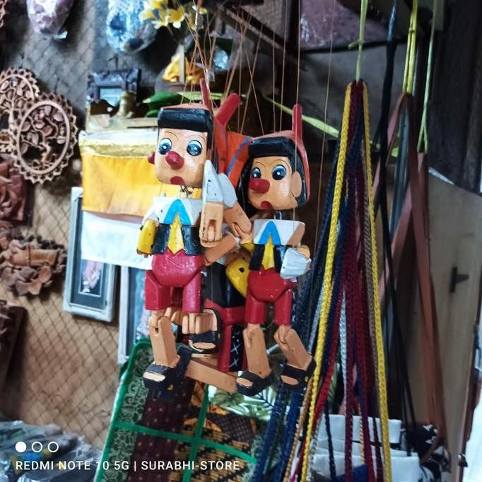 populer] Boneka kayu pinokio digantung