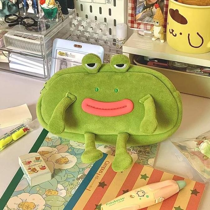 

[Pengiriman Lokal] Tempat Pensil Pembelajaran Yang Lucu Tas Penyimpanan Katak Kartun Yang Lucu Tempat Pensil Perlengkapan Sekolah Kapasitas Besar New Stok