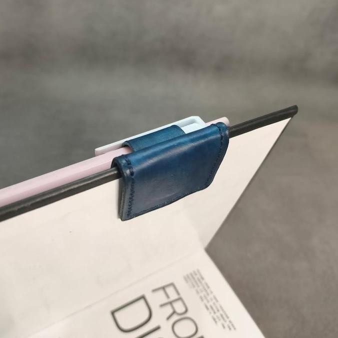 

Leather Clip Pen Magnet Holder Treveler Notebook Cover Magnetic Bolpen Bolpoin Notes 2 Pcs Magnet Neodymium - Rasa Leather Ph002-03 (Slot Pen Depan) New Stok