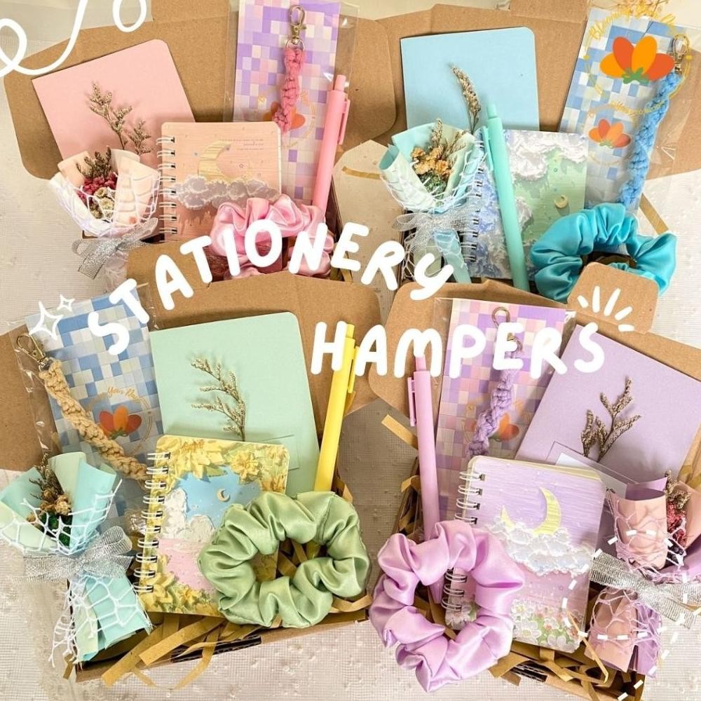 

Hampers kado alat tulis hampers stationery set alat tulis atk scrapbook album stiker kado unik wisuda graduation ulang tahun kado perpisahan kado ultah Hampers Kado Souvenir Gift Box Minimalis Aesthetic kado ulang tahun wisuda kado Cowok Kado Cewek DiM