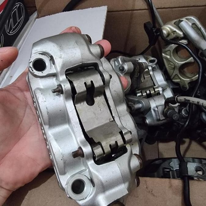 Kaliper depan BREMBO kiri kanan 4 piston Ducati radial 100 mm murah