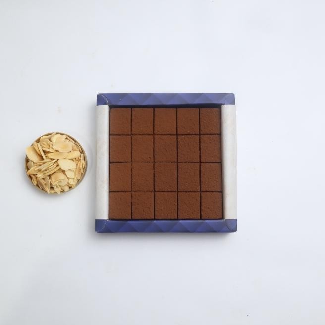 

XIUJANK NAMA CHOCOLATE MIX MILK & KACANG ALMOND Nugi