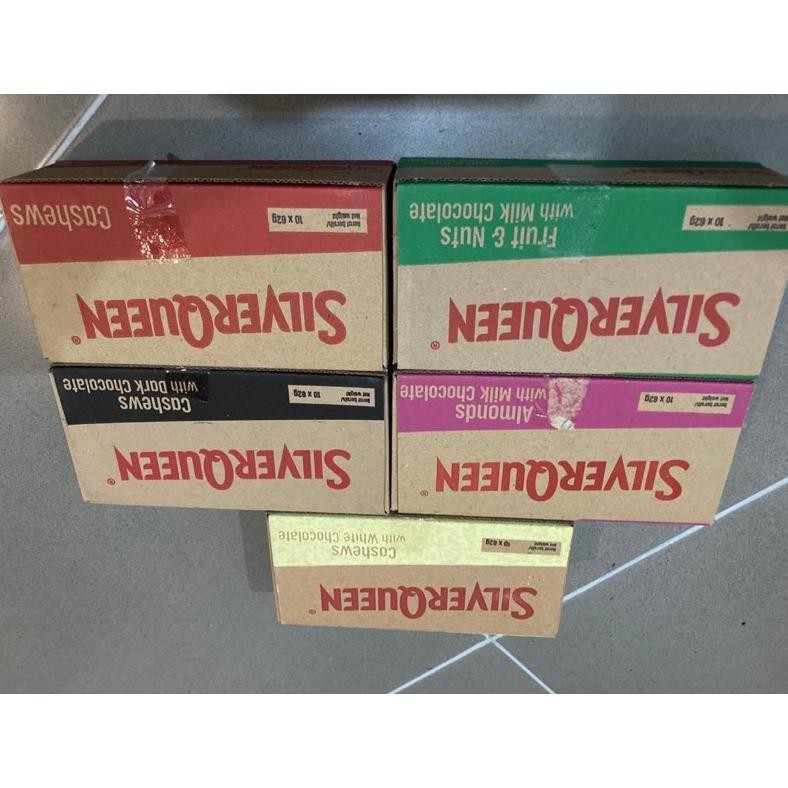 

SILVERQUEEN 55 Gram ISI 10 PCS BOX UK. BESAR - COKELAT SILVER QUEEN 55 GR 58 GR X 10PC All Varian Nugi