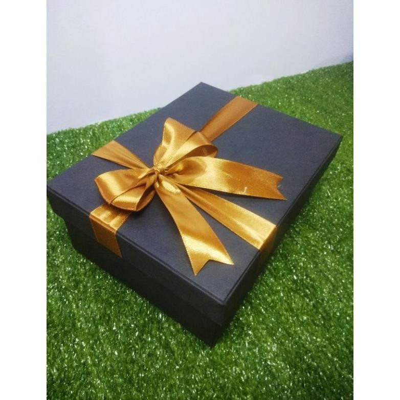 

kotak kado 21x15,5x8 cm berpita Nugi