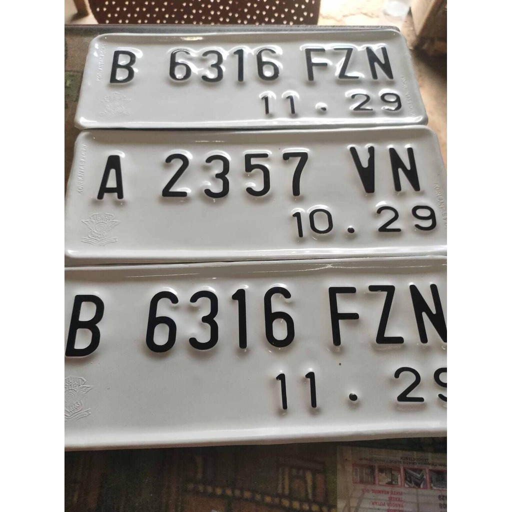 plat nomor motor warna putih berlogo Korlantas polri standar Samsat sepasang
