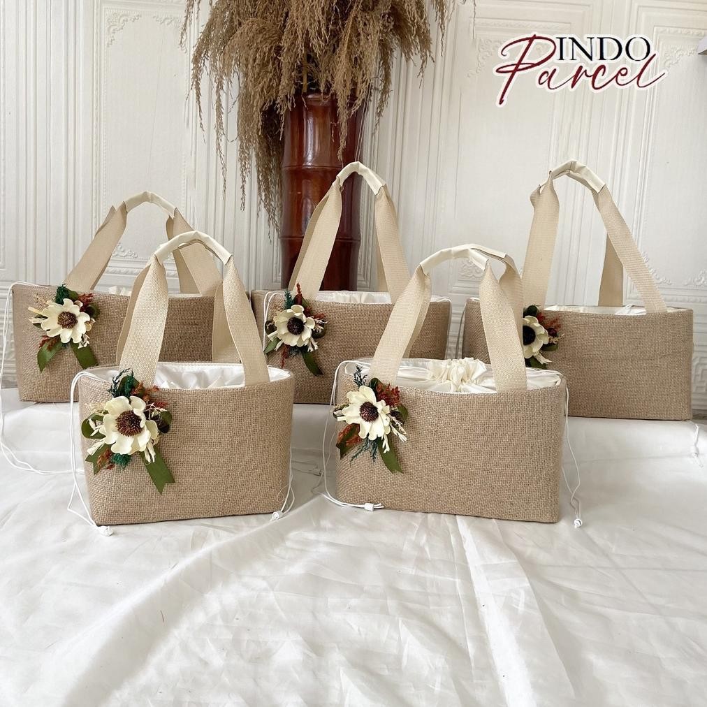 

INDOPARCEL - Tas Baki Goni Aksesories Pita Kombinasi Bunga Asli Tas Hampers Keranjang Goni Pita tas souvenir tas keranjang parcel Terbaru Nugi