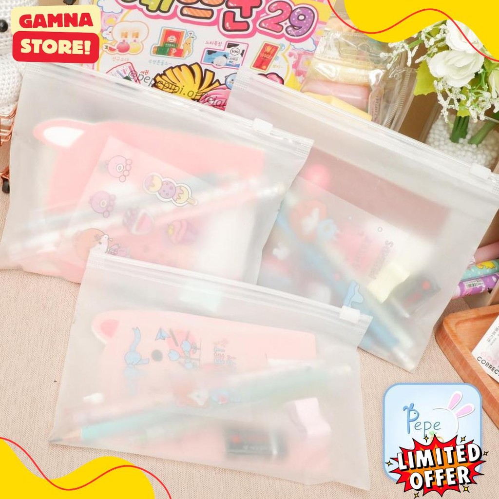 

Set Alat Tulis 10K Pouch Hadiah Kado Bingkisan Pulpen Pensil Stiker Penghapus Rautan Notebook Diskon Setengah Harga