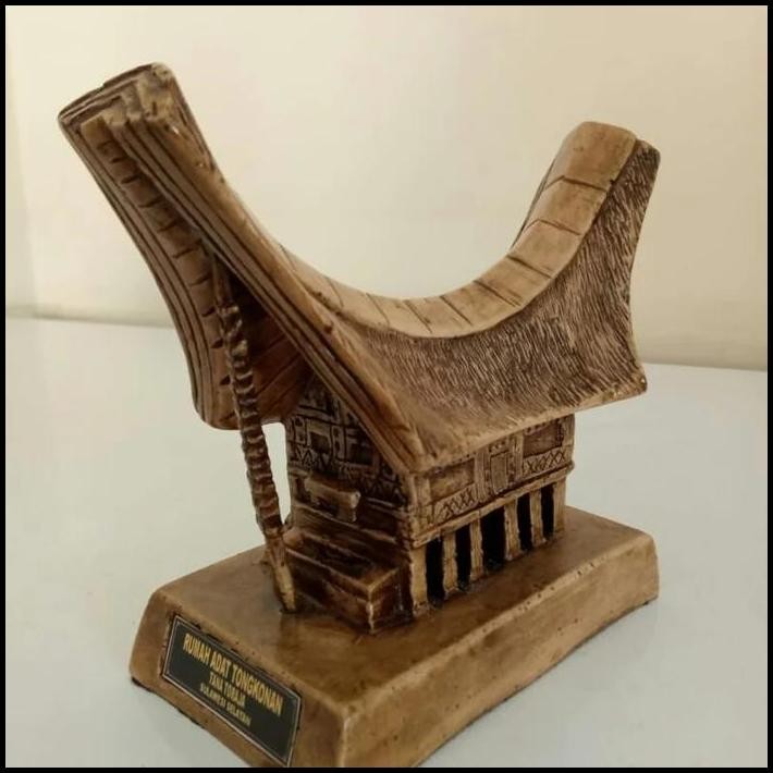 miniatur rumah adat Tongkonan - Tana Toraja