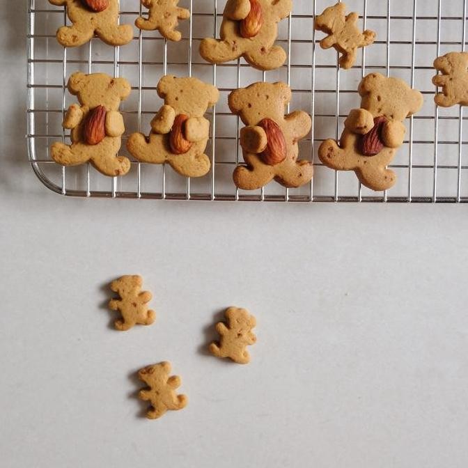 

Almond-Hugging Bears Dear Mrs. Duck Butter Cookies - Kue Kering
