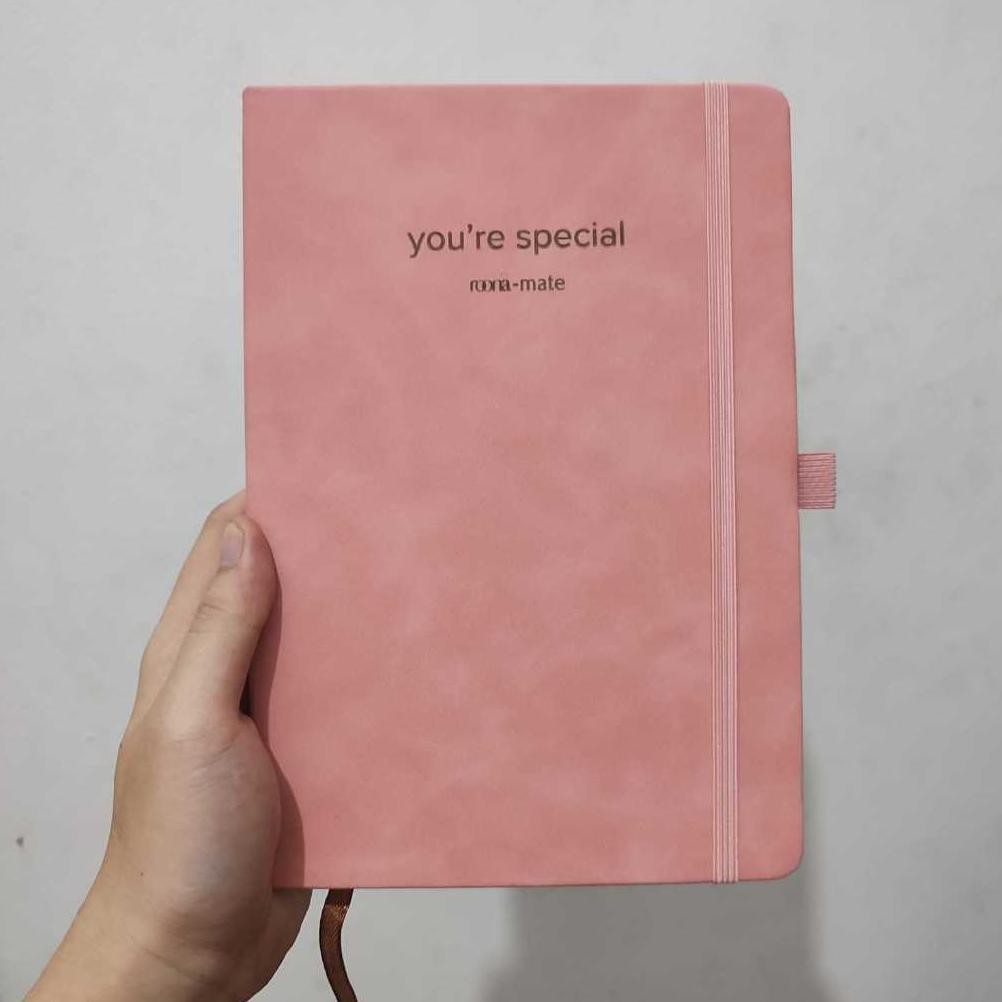 

[KHUSUS GROSIR] Pocket Notebook Strap Karet Ukuran A5 Bisa Custom Nama/ Logo | Notebook Custom Nama/ Logo Ukuran A5 Strap Karet Nugi