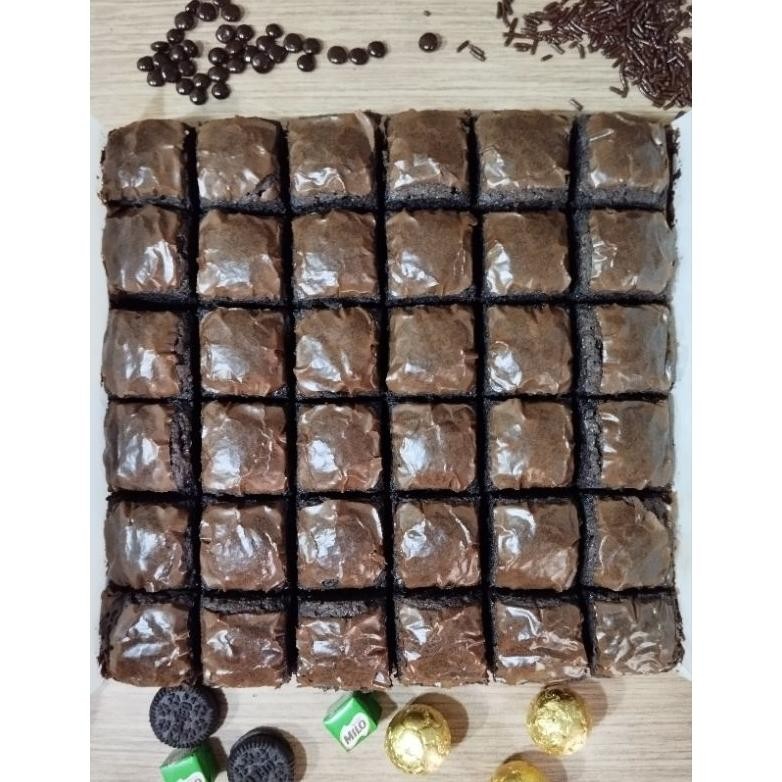 

BROWNIES FUDGY CLASSIC 20x20cm FRESH 100%(TANPA TOPING) aSt