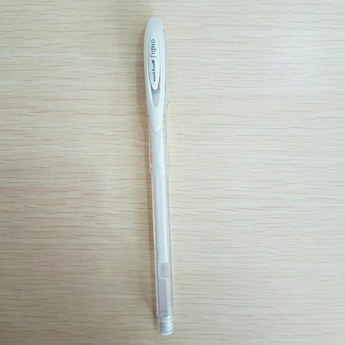 

Pulpen Uniball Signo Putih Um-120Ac 0.7