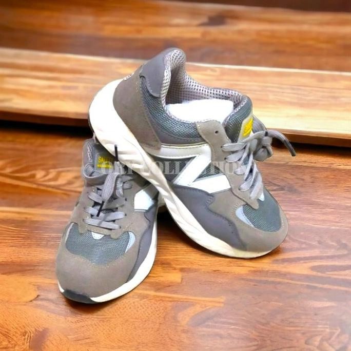 Sepatu Safety Sporty Sepatu Pelindung Kerja Sneakers Sporty Ujung Besi Pria Wanita No125 Safety Shoe