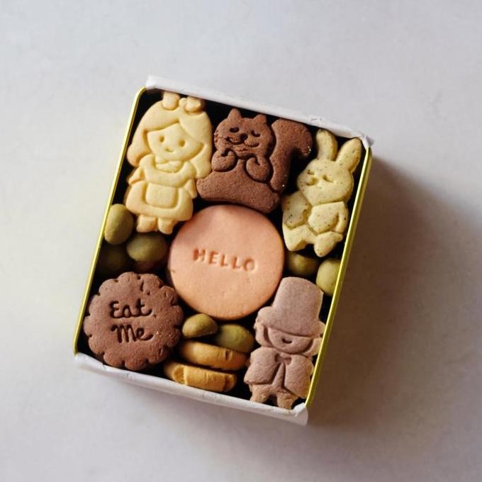 

Alice in Wonderland Cookie Box Dear Mrs. Duck Kue Kering Stok Terbatas