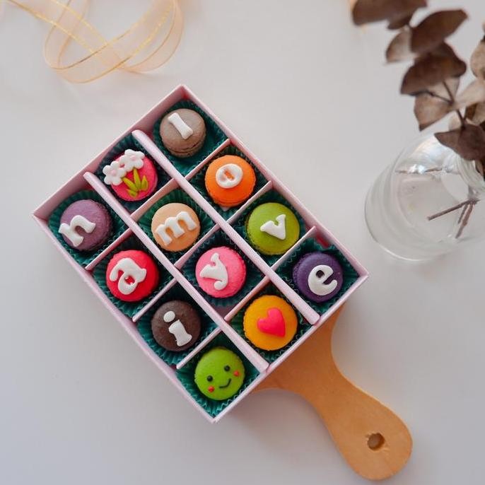 

Macaron Gift 12pcs - Kue Cantik Premium Stok Terbatas