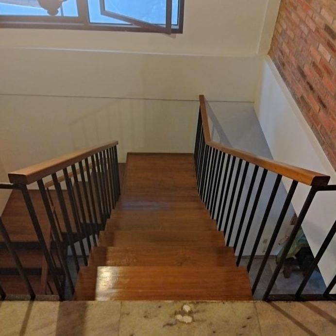 Tangga besi dan kayu Tangga industrial Tangga minimalis Tangga besi Costum Baja