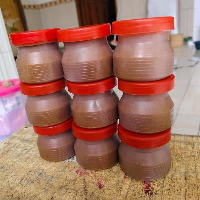 

satu lusin 12 pcs.petis asin ikan tongkol,petis rujak,petis asin khas madura