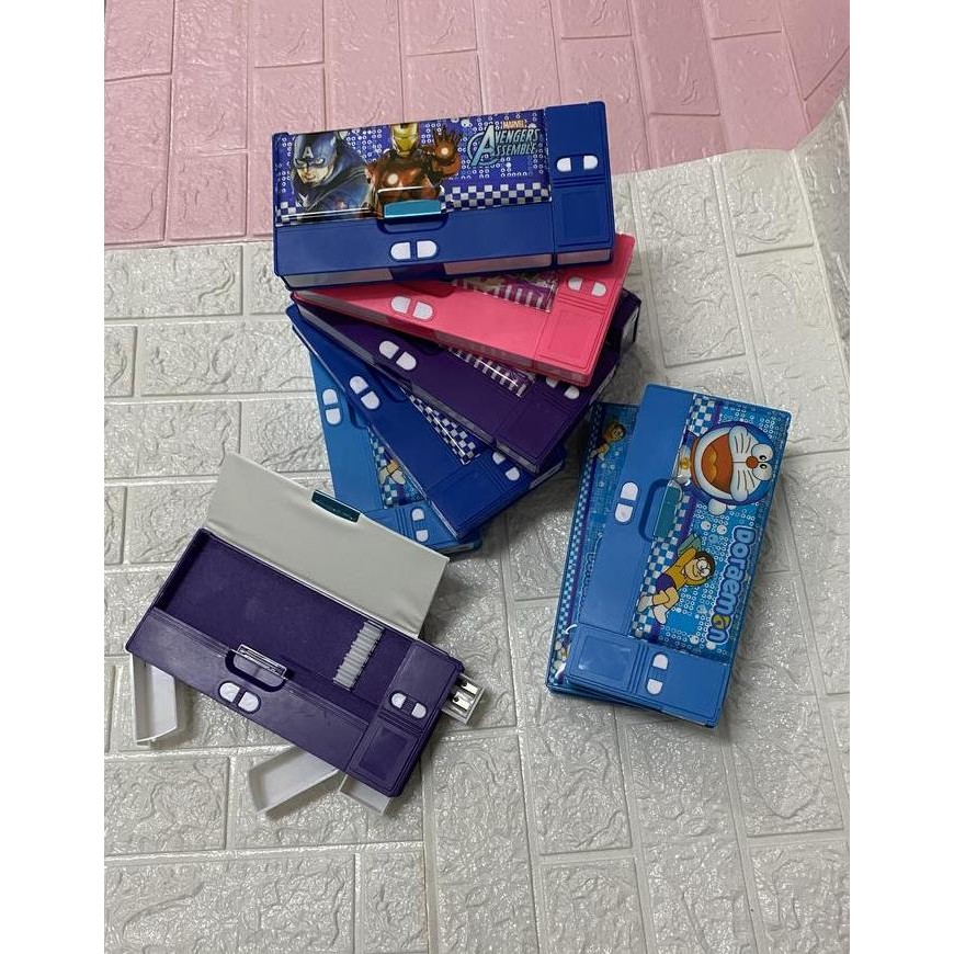 

Kotak Pensil Jumbo Karakter Z018 Ada Serutan + Laci / 1 Dus Isi 96pcs