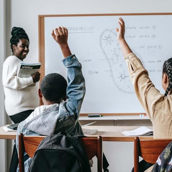 

120X120 Papan Tulis Berdiri Beroda White Board Non Magnetik Ecosave ( Papan Tulis White Board Non Magnetic Kaki Beroda 1 Muka 1 Sisi Ecosave ) New Stok