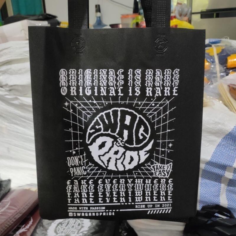 

Kkim Tas Spunbond 30X40X8 Sablon / Tas Hajatan 30X40 Sablon / Tas Lebaran / Tas Mengenang / Tas Souvenir / Tas Haul / Goodie Bag Sablon / Tas Custom Sablon