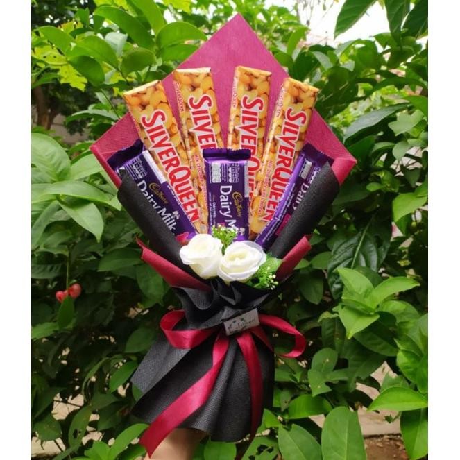 

(S) BUKET VALENTINE COKLAT PLUS BUNGA PREMIUM HADIAH PACAR ISTRI ANNIVERSARY/paket/bingkisan Snack Ulang Tahun/Ultah/ Wisuda/Kado/Hadiah Nugi
