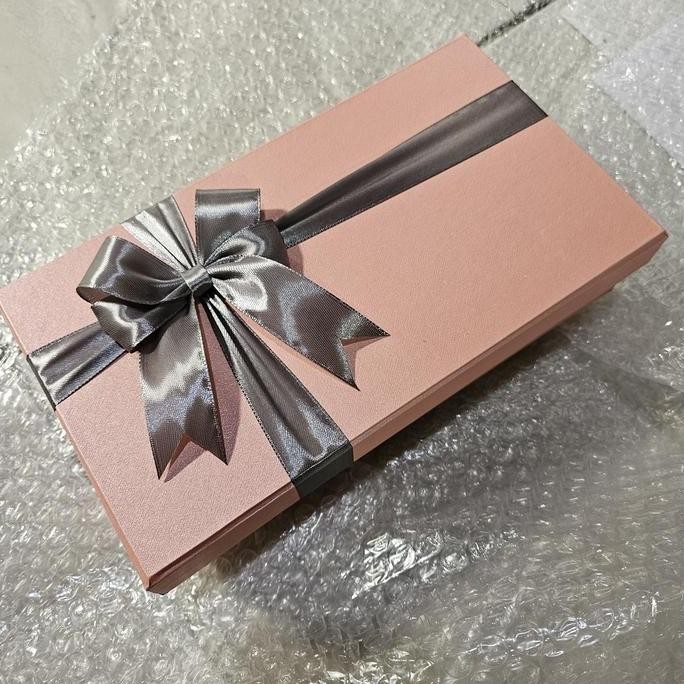 

Produk Baru!! Kotak Kado Pink Peach Hardbox Pita Abu Tua Hadiah Elegan