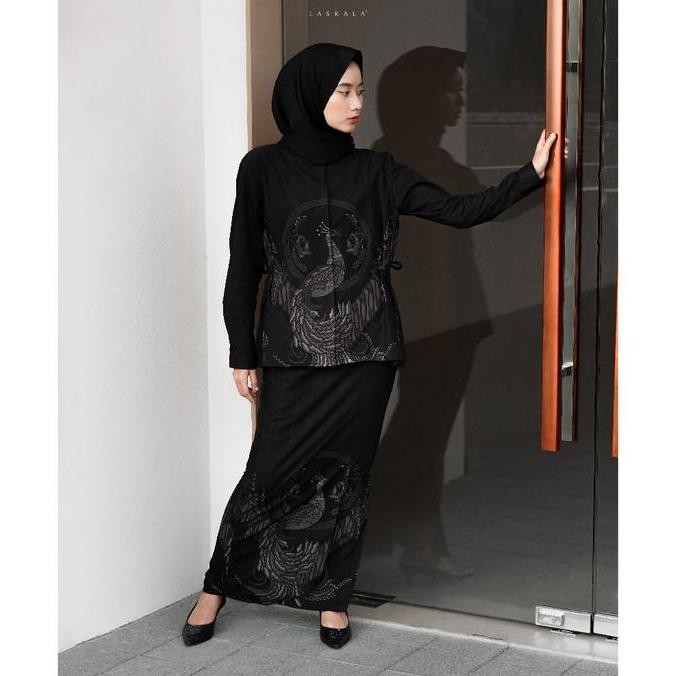 Laskala Woman - Turangga Skirt | Rok Batik Hitam Panjang
