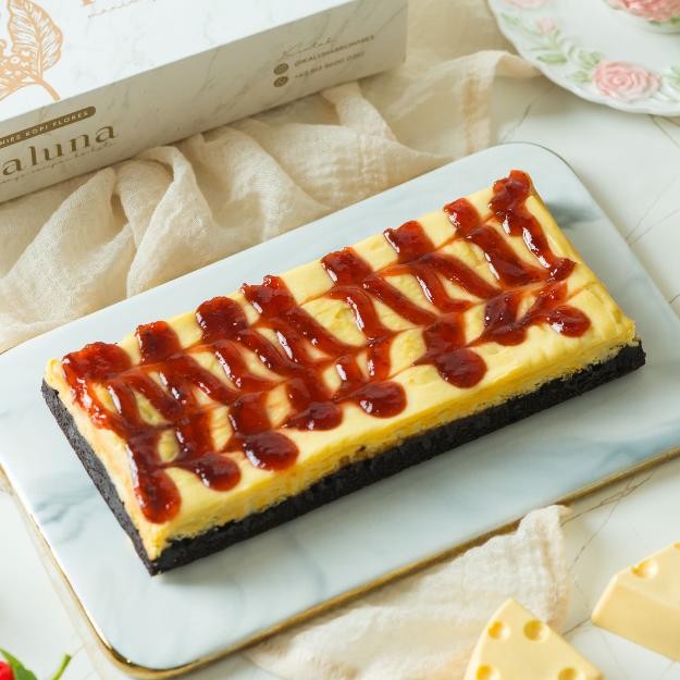 

Promoo!! Kaluna Cakes - Fudgy Brownies Strawberry Cream Cheese Ukr. 22x10 - Brownies Panggang Cream Cheese